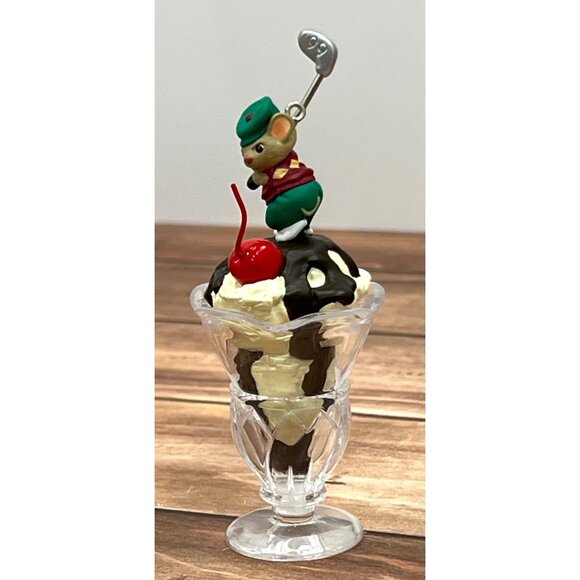 1999 HALLMARK ORNAMENT QX6617 ICE CREAM SUNDAE GOLFER MOUSE BY SUE TAGUE - Picture 1 of 10